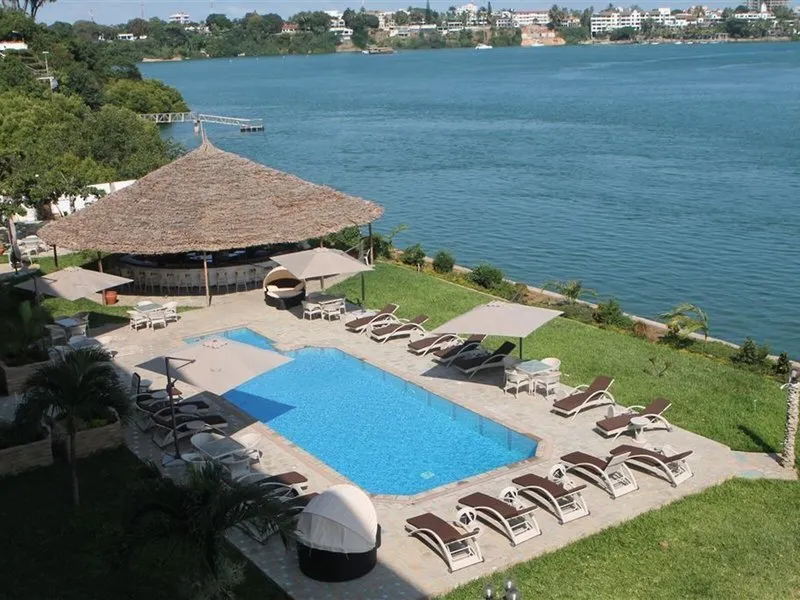 Zunanji bazen hotela CityBlue Creekside s pogledom na ocean