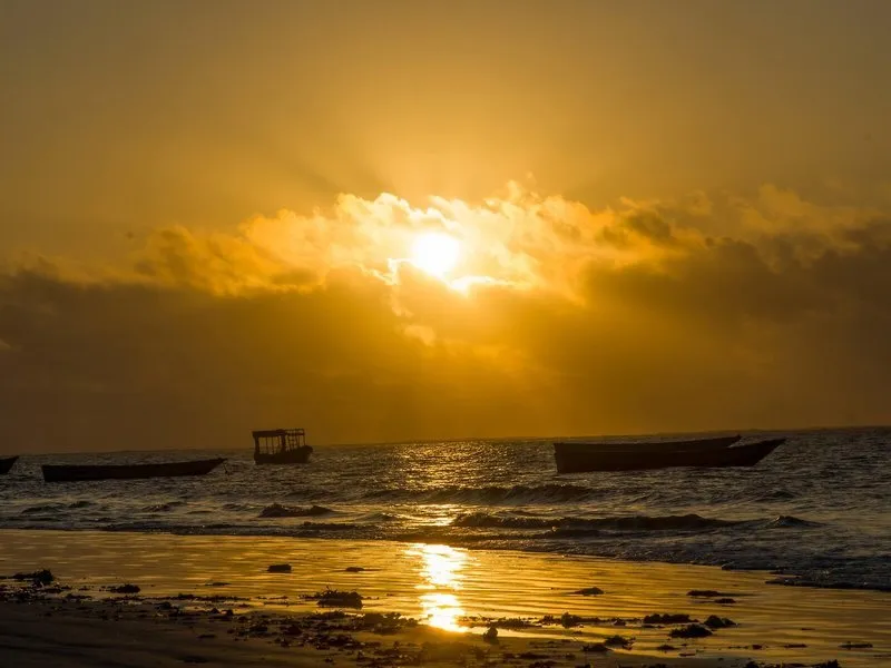 Čudovit sončni zahod na plaži Nyali s čolni
