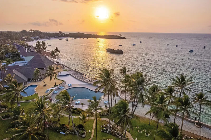 Zračni posnetek hotela Hemingways Watamu ob beli peščeni plaži