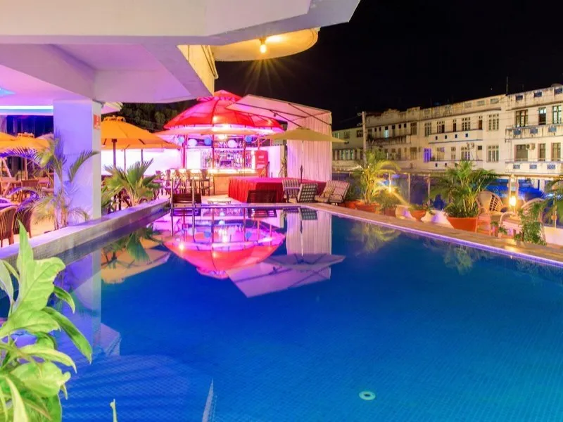 Osvetljen zunanji bazen v večernih urah