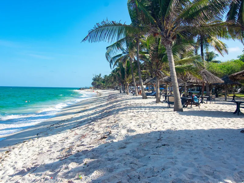 Čudovita peščena plaža Diani z modrim morjem