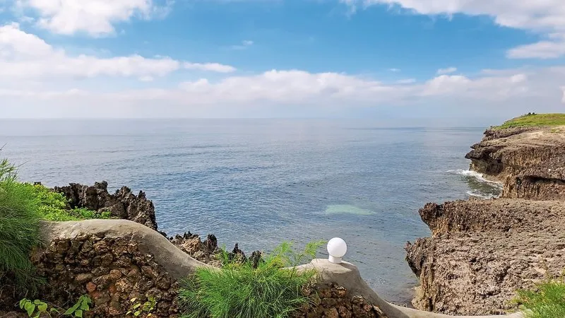 Spektakularen pogled na ocean s skalnate obale