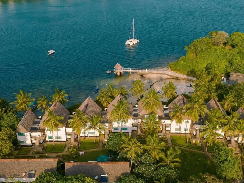 Zračni posnetek resorta Mnarani Beach Club ob zalivu Kilifi Creek