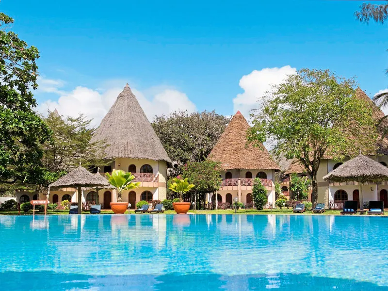 Glavni bazen hotela Neptune Paradise z afriškimi kočami v ozadju