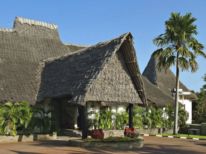 Bazen resorta Neptune Village obdan s palmami in tropskim rastlinjem