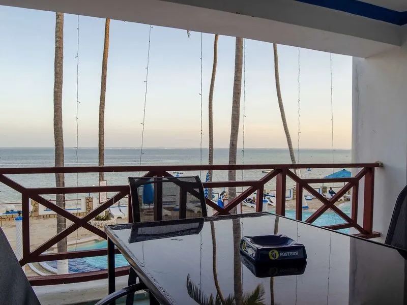 Pogled na plažo Bamburi in ocean iz hotelskega vrta