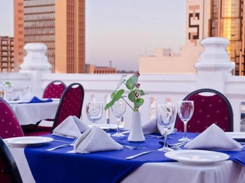 Restavracija na terasi s pogledom na mesto