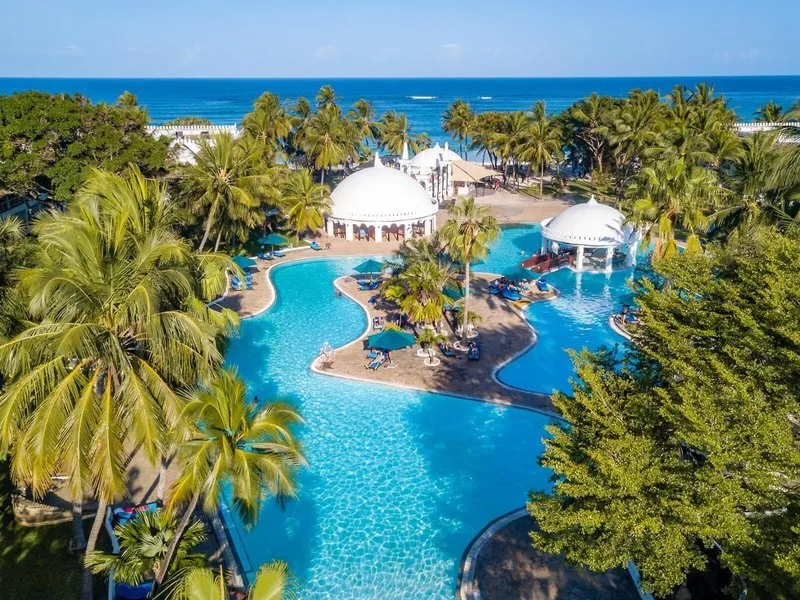 Zračni posnetek bazenskega kompleksa in plaže Diani Beach
