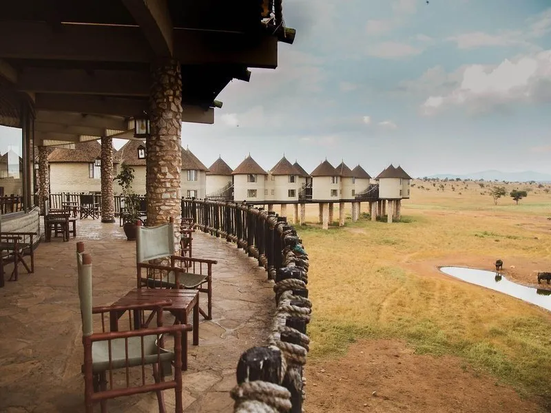 Pogled na ikonične sobe na stebrih sredi kenijske savane